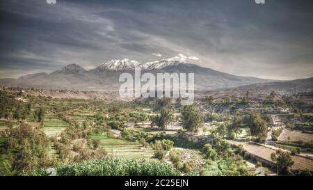 Vista panoramica sulla montagna Chachani e sulla città di Arequipa dal punto di osservazione Yanahuara, Arequipa, Perù Foto Stock