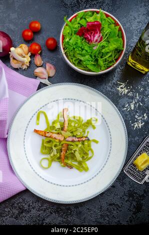 Italian pasta agli spinaci con organici aglio e pancetta e formaggio parmigiano Foto Stock