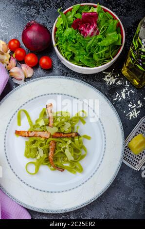 Italian pasta agli spinaci con organici aglio e pancetta e formaggio parmigiano Foto Stock
