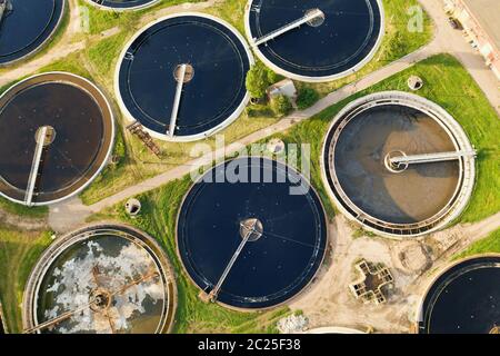 Serbatoi rotondi per filtrazione delle acque reflue negli impianti di trattamento delle acque reflue, vista aerea. Foto Stock