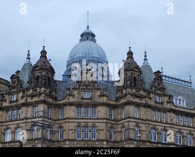 vista dei tetti e delle cupole dello storico mercato di kirkgate del xix secolo a leeds, nello yorkshire occidentale Foto Stock