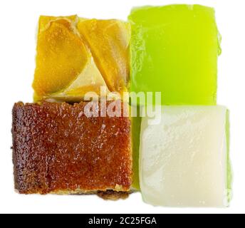 Close-up foto di 3 diversi dessert Thai isolati su sfondo bianco Foto Stock