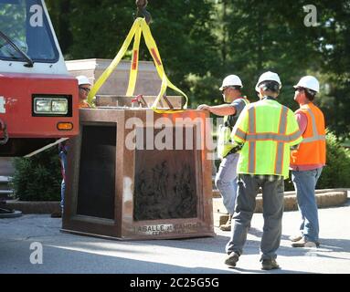 St. Louis, Stati Uniti. 16 Giugno 2020. I lavoratori si riuniscono alla base su cui la statua di Cristoforo Colombo si trovava per 140 anni dopo che è stata abbassata nel Tower Grove Park a St. Louis, martedì 16 giugno 2020. In una dichiarazione, Tower Grove Park dice che la statua simboleggia una disattenzione storica per le popolazioni indigene e le culture e la distruzione delle loro comunità. Per anni è stato chiamato a rimuovere la statua. Photo by Bill Greenblatt/UPI Credit: UPI/Alamy Live News Foto Stock