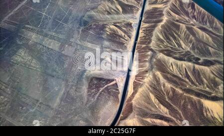 Aereo aereo vista panoramica a Nazca geoglifi linee aka spirale, Ica, Perù Foto Stock