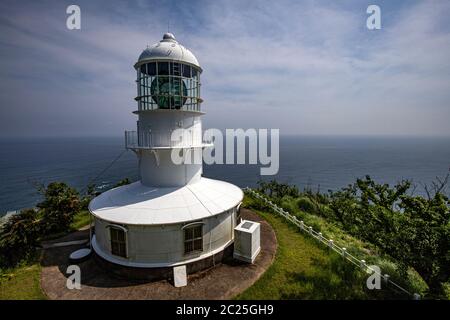 Affacciato su Cape Murito, il faro di Cape Murito, uno dei paesaggi più suggestivi del Giappone, è stato modellato dall'attività vulcanica, il wi Foto Stock