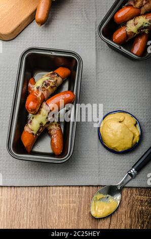 Salsicce fritte in un manto di pancetta e formaggio, hot dog, ceco Foto Stock