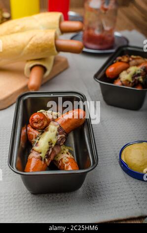 Salsicce fritte in un manto di pancetta e formaggio, hot dog, ceco Foto Stock
