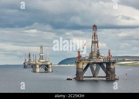 Grandi piattaforme di perforazione offshore di piattaforme petrolifere al largo della costa vicino a Invergordon in Scozia. Foto Stock