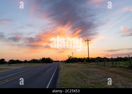 Ampia vista angolare delle nuvole colorate durante il tramonto tranquillo Foto Stock
