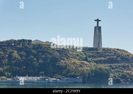 Monumento cattolico di Cristo Rei o Cristo Re. Vista da una distanza di Almada, Lisbona, Portug Foto Stock