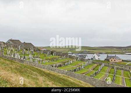 Cimitero su una collina che guarda il Mare del Nord a Lerwick, alle Isole Shetland, Scozia, Regno Unito. Foto Stock