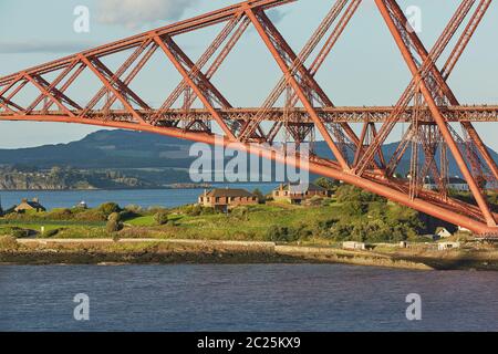 Il Forth Rail Bridge, Scozia, che collega il South Queensferry (Edimburgo) con il North Queensferry (Fi Foto Stock