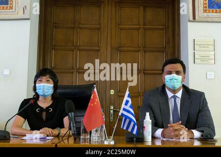 Atene, Grecia. 16 Giugno 2020. L'Ambasciatore cinese in Grecia Zhang Qiyue (L) e il Ministro greco della Sanità Vassilis Kikiias partecipano a una cerimonia di firma online per un accordo di donazione ad Atene, Grecia, il 16 giugno 2020. La Fondazione Mammoth cinese ha donato alla Grecia le principali attrezzature di laboratorio per i test COVID-19 per assistere il paese nella lotta contro la pandemia. Credit: Marios Lolos/Xinhua/Alamy Live News Foto Stock