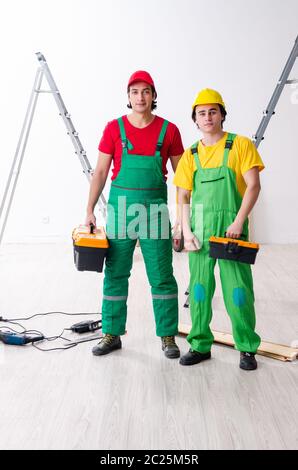 Due lavoratori gli appaltatori che lavorano in ambienti chiusi Foto Stock