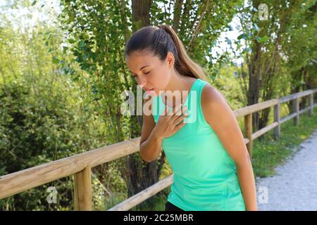 Esecuzione di nausea. La nausea e mal malati runner vomito. Esecuzione di sentimento donna male circa a vomitare. Ragazza avente nausea dalla disidratazione o dolore al petto. Foto Stock