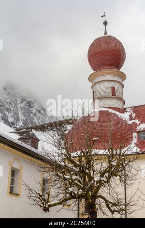 Dettagli architettonici di San Bartholomews chiesa presso il lago Koenigssee in Baviera in inverno Foto Stock