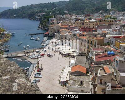 Lipari situato in corrispondenza di un'isola di nome Lipari, la più grande delle isole Eolie nel mar Tirreno vicino la Sicilia in Italia Foto Stock