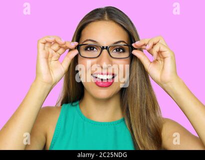 Occhiali occhiali donna ritratto. Sorridente giovane donna con gli occhiali e telaio di contenimento. Bellissimo modello femminile su sfondo viola. Foto Stock