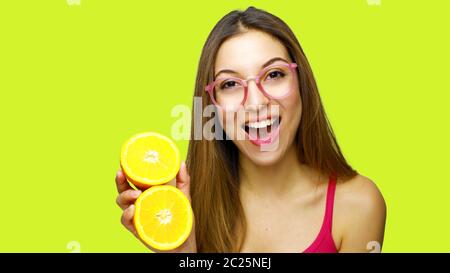 Ritratto di una sana ragazza con due metà di colore arancione su sfondo giallo Foto Stock