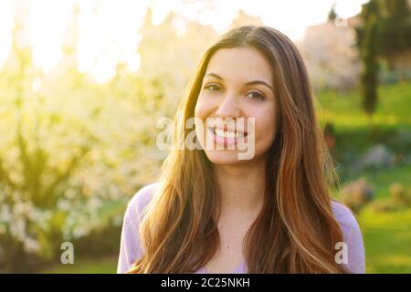 Ritratto di felice donna sorridente in estate soleggiato o giorno di primavera fuori, bella donna sorridente che ti guarda, attraente giovane ragazza godendo estate, filte Foto Stock