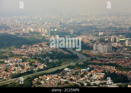 Vista panoramica sullo skyline cittadino della maggiore Sao Paulo, grande area metropolitana si trova in stato di San Paolo in Brasile Foto Stock