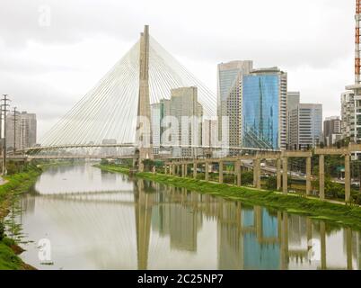 Sao Paulo City landmark Estaiada reflex a ponte nel fiume Pinheiros, Sao Paulo, Brasile Foto Stock