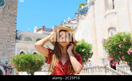 Bella Donna sorridente con hat nel villaggio di Taormina in Sicilia Isola, Italia Foto Stock