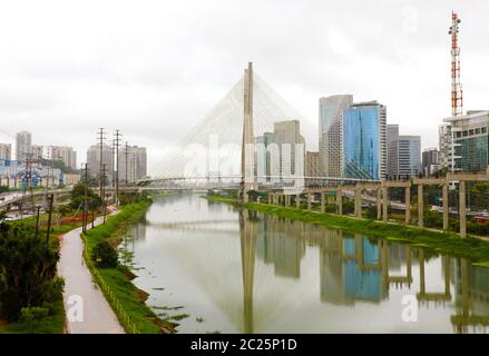 Sao Paulo City landmark Estaiada reflex a ponte nel fiume Pinheiros, Sao Paulo, Brasile Foto Stock