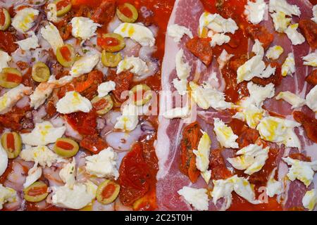 Fai la tua pizza. Piatti italiani pronti per la cottura. Polpo olive mozzarella formaggio chorizo spagnolo pomodori secchi affumicati rashers di pancetta stagionata secca. Foto Stock