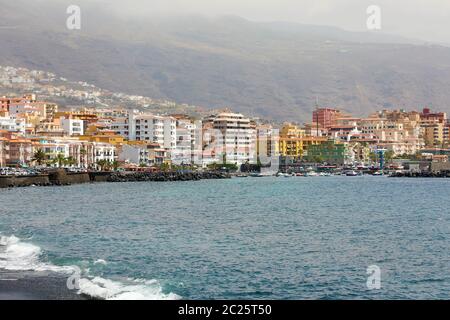 Oceano atlantico a riva in Candelaria, isola di Tenerife, Spagna Foto Stock