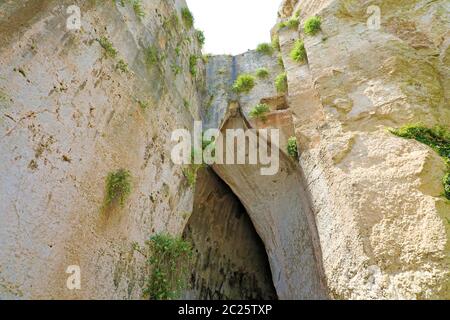 Grotte di calcare Orecchio di Dionisio (Orecchio di Dionisio) una grotta con effetti di acustica all'interno, Siracusa (Siracusa), Sicilia, Italia Foto Stock