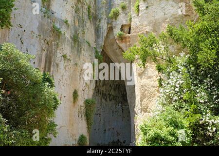 Grotte di calcare Orecchio di Dionisio (Orecchio di Dionisio) una grotta con effetti di acustica all'interno, Siracusa (Siracusa), Sicilia, Italia Foto Stock