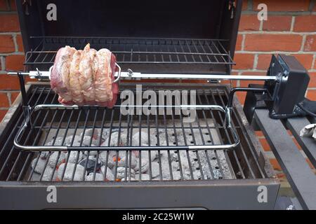 Giunto di carne su rotisserie su fuoco basso. Il roast beef è un piatto inglese tradizionale preparato come i avanzi del pasto principale sono usati nei panini e per fare l'hash Foto Stock