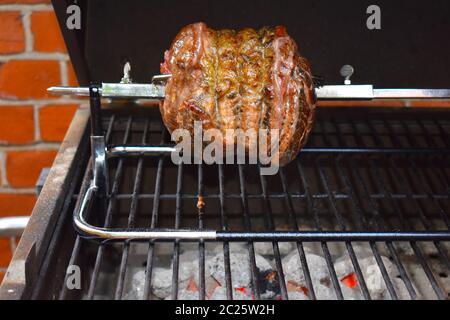 Manzo alla rotisserie l'azione di virata tiene nell'umidità in modo da non ha bisogno di marinare o insaporire il pepe di sale lascia il sapore di carne risalta Foto Stock