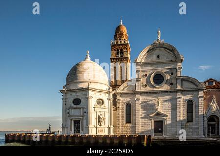 Vista dall'acqua sulla chiesa di San Michele in Isola, sull'isola si trova anche il cimitero di San Michele, Venezia, Italia Foto Stock