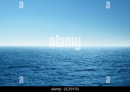 Blu mare aperto. Ambiente, viaggi e natura concetto Foto Stock