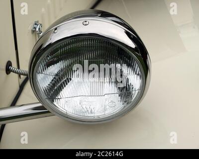 lampada frontale in argento su un'automobile d'epoca bianca Foto Stock