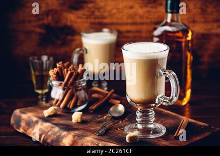 Caffè con Irish whiskey e panna montata in vetro su rustico superficie in legno Foto Stock