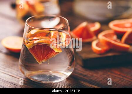 Acqua infusa con sanguinosa arance nel bicchiere Foto Stock