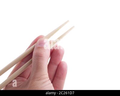 Mani maschili che mangiano con bastoncini di legno asiatici isolati su sfondo bianco. Foto Stock