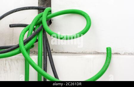 Tubo di protezione a soffietto ondulato per cablaggio elettrico Foto Stock