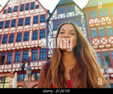 Sorridente donna Turistica in Piazza Romerberg, Francoforte, Germania Foto Stock