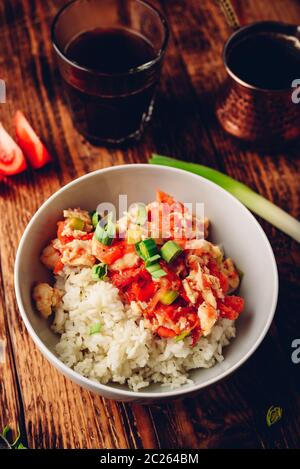 Uova strapazzate con i pomodori, porri e riso bianco. Il caffè turco e fette di ingredienti. Foto Stock