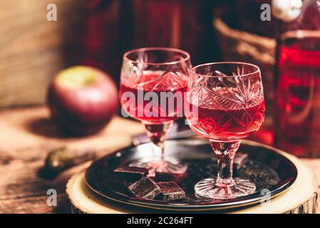 In casa berry bevanda alcolica e barrette di cioccolato sul vassoio di metallo Foto Stock