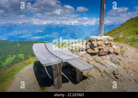 Gruppo seduto su Plan de Corones in Alto Adige Foto Stock