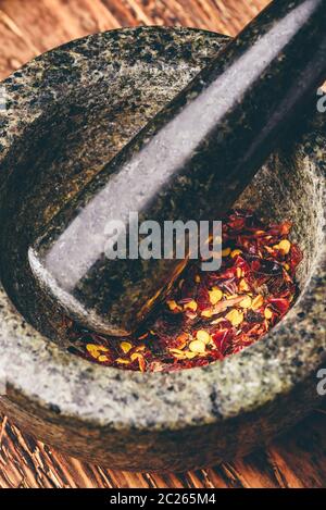 Peperoncino macinato in un mortaio. Elevato angolo di visione Foto Stock
