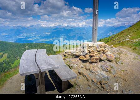 Gruppo seduto su Plan de Corones in Alto Adige Foto Stock