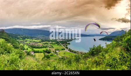 Parapendio con parapente jumping nei pressi del lago di Annecy nelle Alpi francesi, in Francia Foto Stock