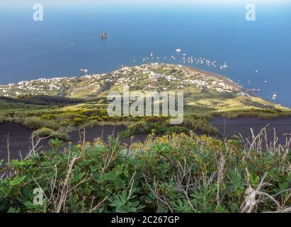 Elevato angolo di visione a Stromboli vicino la Sicilia, Italia Foto Stock