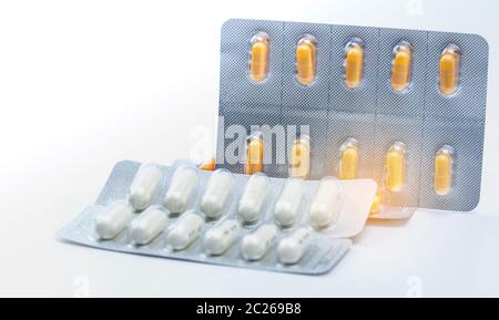 Cefixime e capsula di azitromicina in confezione blister per il trattamento gonorrea. Neisseria gonorrhoeae trattamento. Farmaco antibiotico resistenza. Arancione e bianco